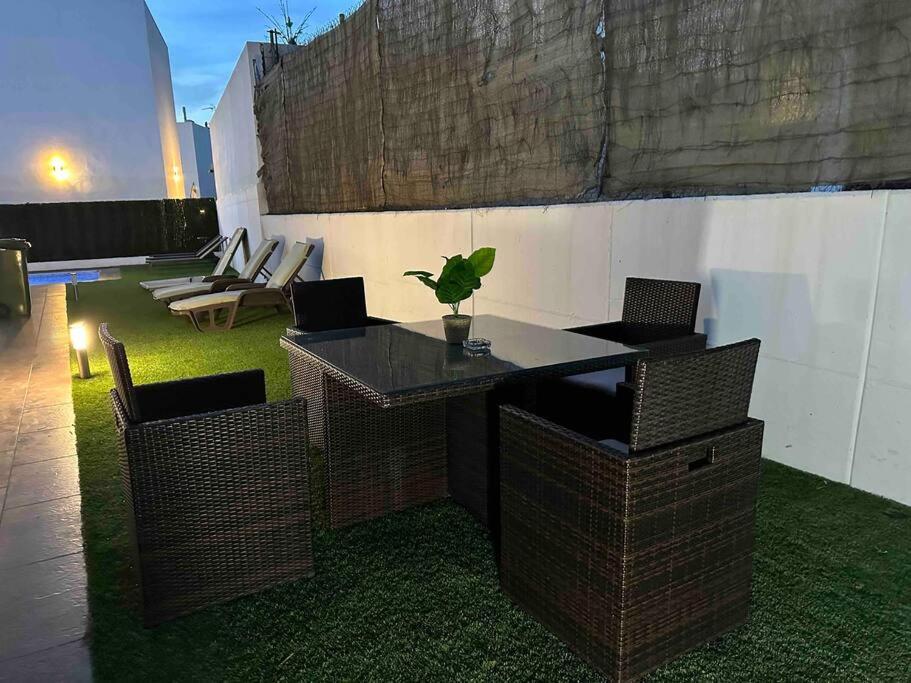 Modern 5-Bedroom Villa With Pool Montequinto Εξωτερικό φωτογραφία