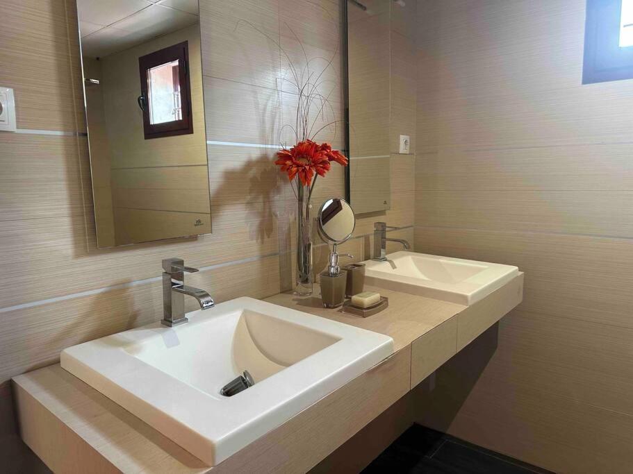 Modern 5-Bedroom Villa With Pool Montequinto Εξωτερικό φωτογραφία